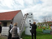 Sněhulák se změnil na Velikonočního zajíce